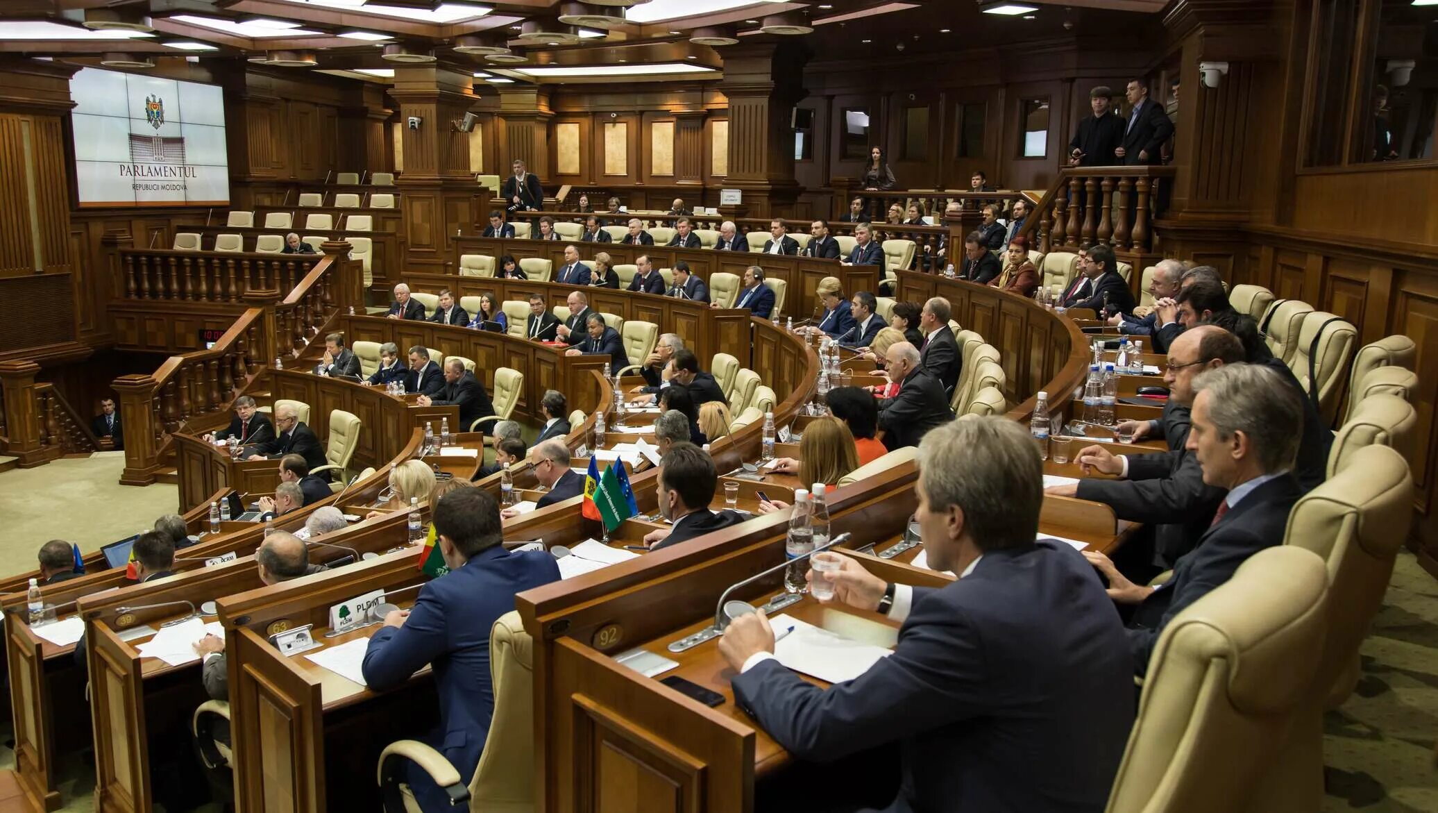 В 2000 г правительство государства z. Спикер белорусского парламента. В парламенте фракция покидает собрание. Парламент женские. Избирательная система Молдавии.
