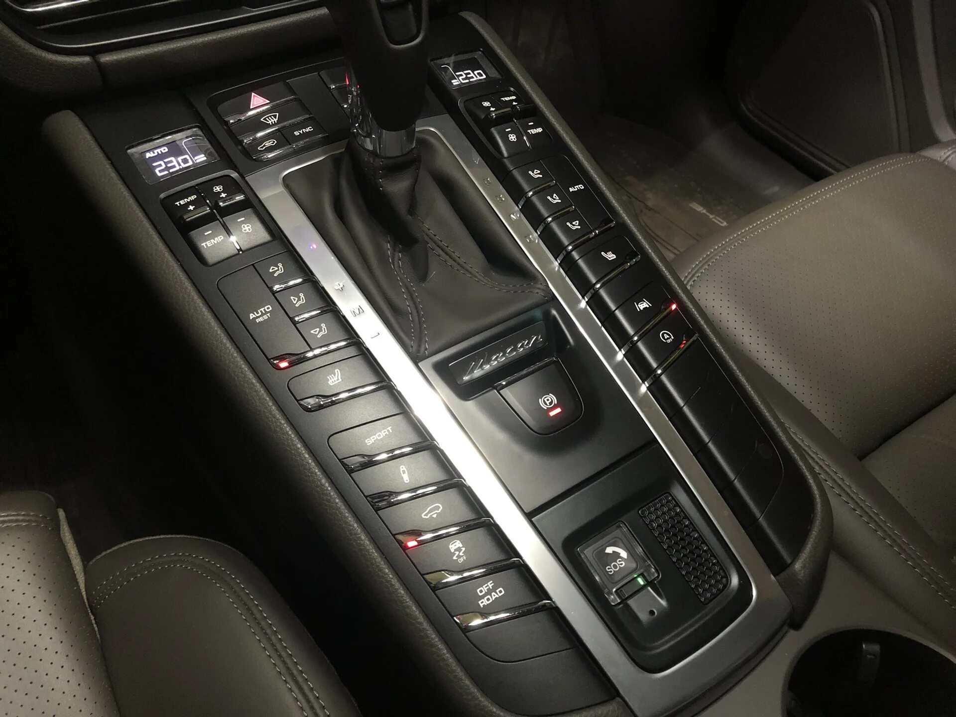 Кнопки в порше макан. Порше макан коробка передач. Подогрев руля porsche macan. Акпп порше макан. Панель кнопок macan.