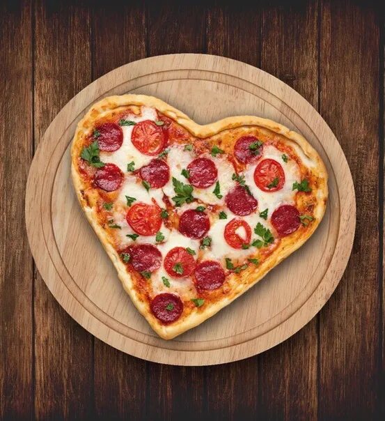 Додо пицца сердце. Пицца сердечко. Пицца в форме сердца. Пицца в виде сердечка. Пицца в форме сердечка.
