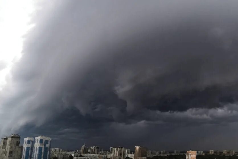 Торнадо в смоленске. Тучи в городе. Тучи нависли над городом. Облака. Мрачное небо.