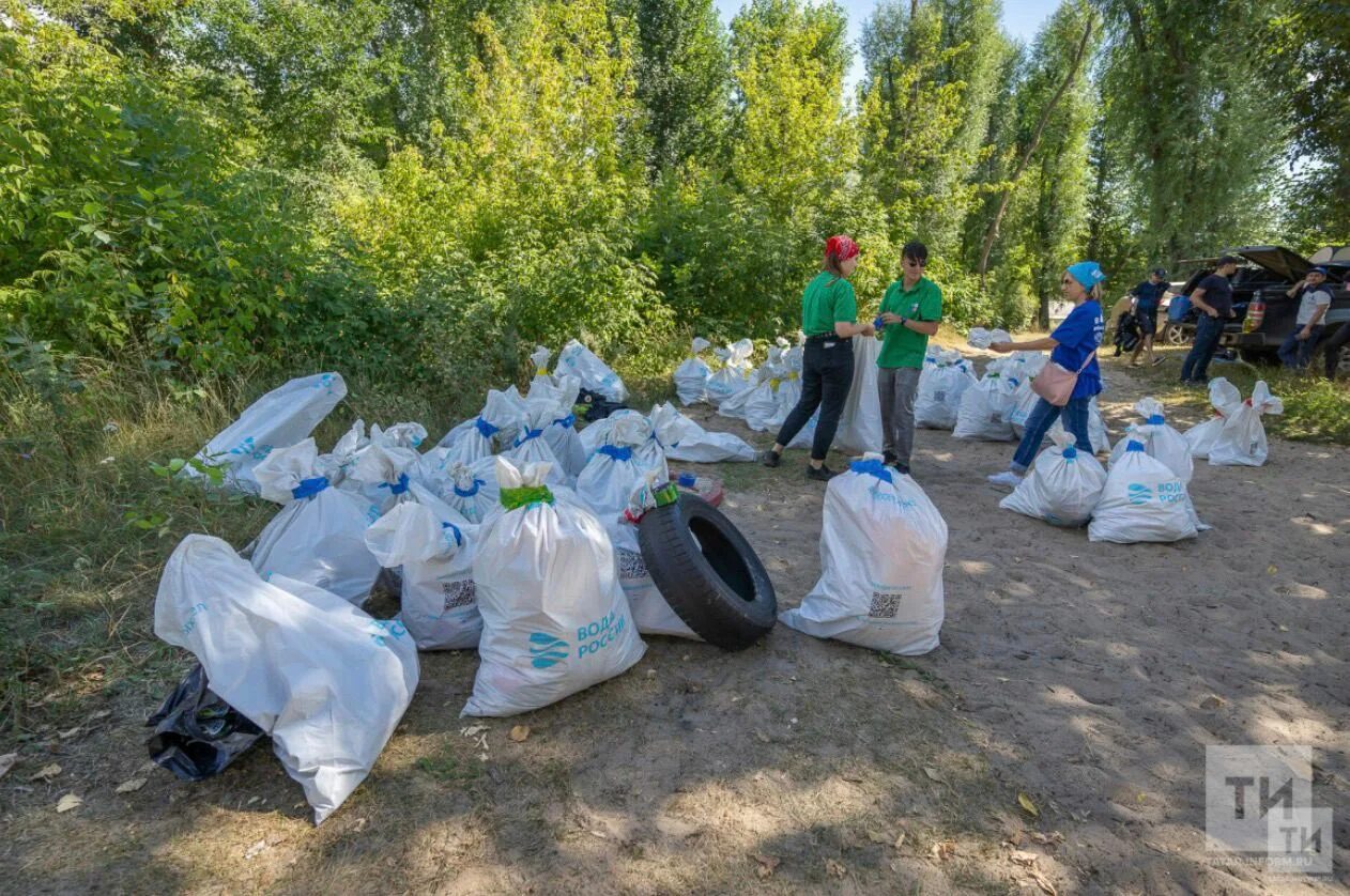 Россия без воды. Экология татар информ. Волонтеры фото. Уборка и очистка парков татар информ.