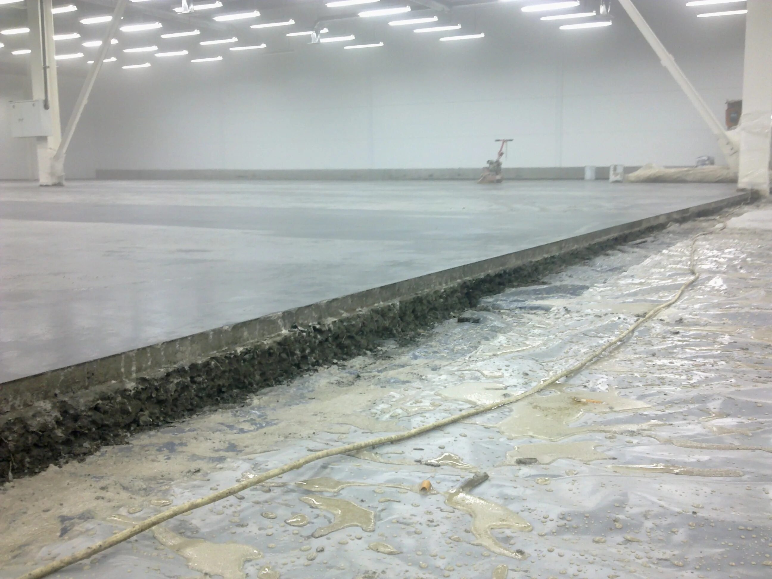 Бетонные полы москва. Топинговый пол. Бетонный пол 100 мм. Наливной бетонный пол. Промышленные бетонные полы.