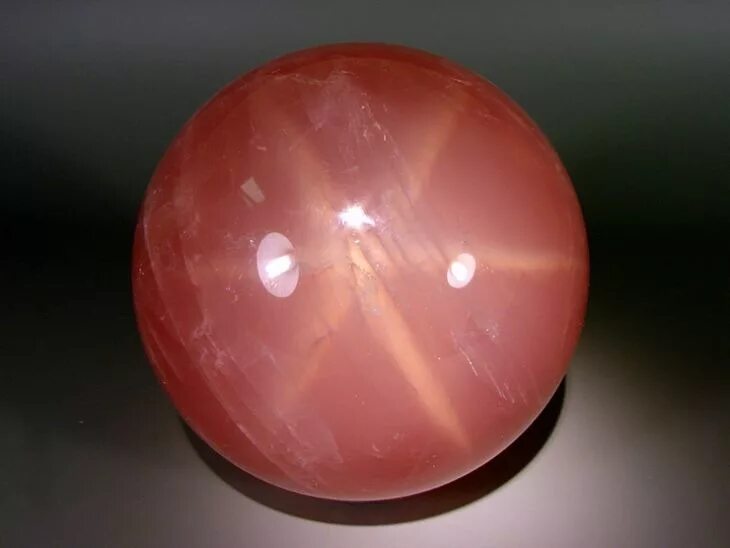 Розовый кварц с астеризмом. Звездчатый кварц. Кварц астеризм. Мадагаскарский кварц. Розовый лунный камень