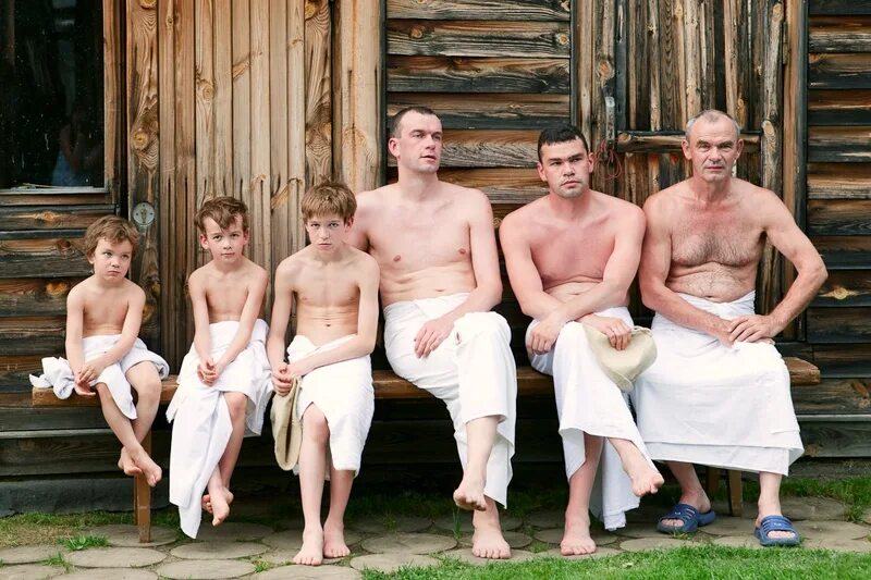 Парно папа русский. Мужчины в бане. Семья в бане. В баню всей семьей.