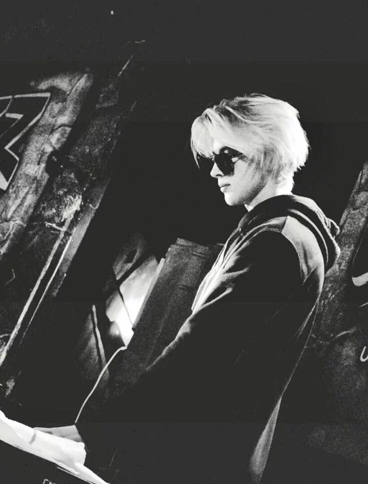 Валера диджейкин в клипе последний экзамен. Валериз. Валерадиджей из френдзоны. Группа френдзона валера. Френдзона валера диджейкин.