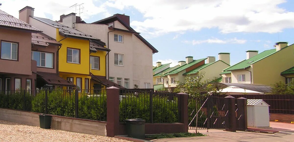 Загородный дом новострой. Кп этюд фэмили клаб. Фэмили клаб золотые купола коттеджный поселок. Фэмили клаб коттеджный поселок южная 276. Фэмили клаб коттеджный поселок южная.