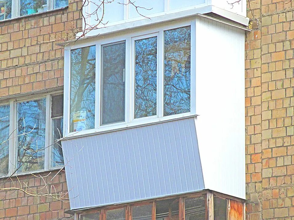 Пластиковый балкон с выносом. Застекленный балкон. Выносной балкон.
