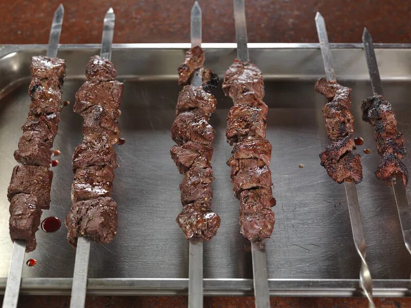 Мангал в шашлычной. Импровизированный мангал на природе. Шашлычки на шпажках в духовке. Уголь для мангала. Шашлык без углей.