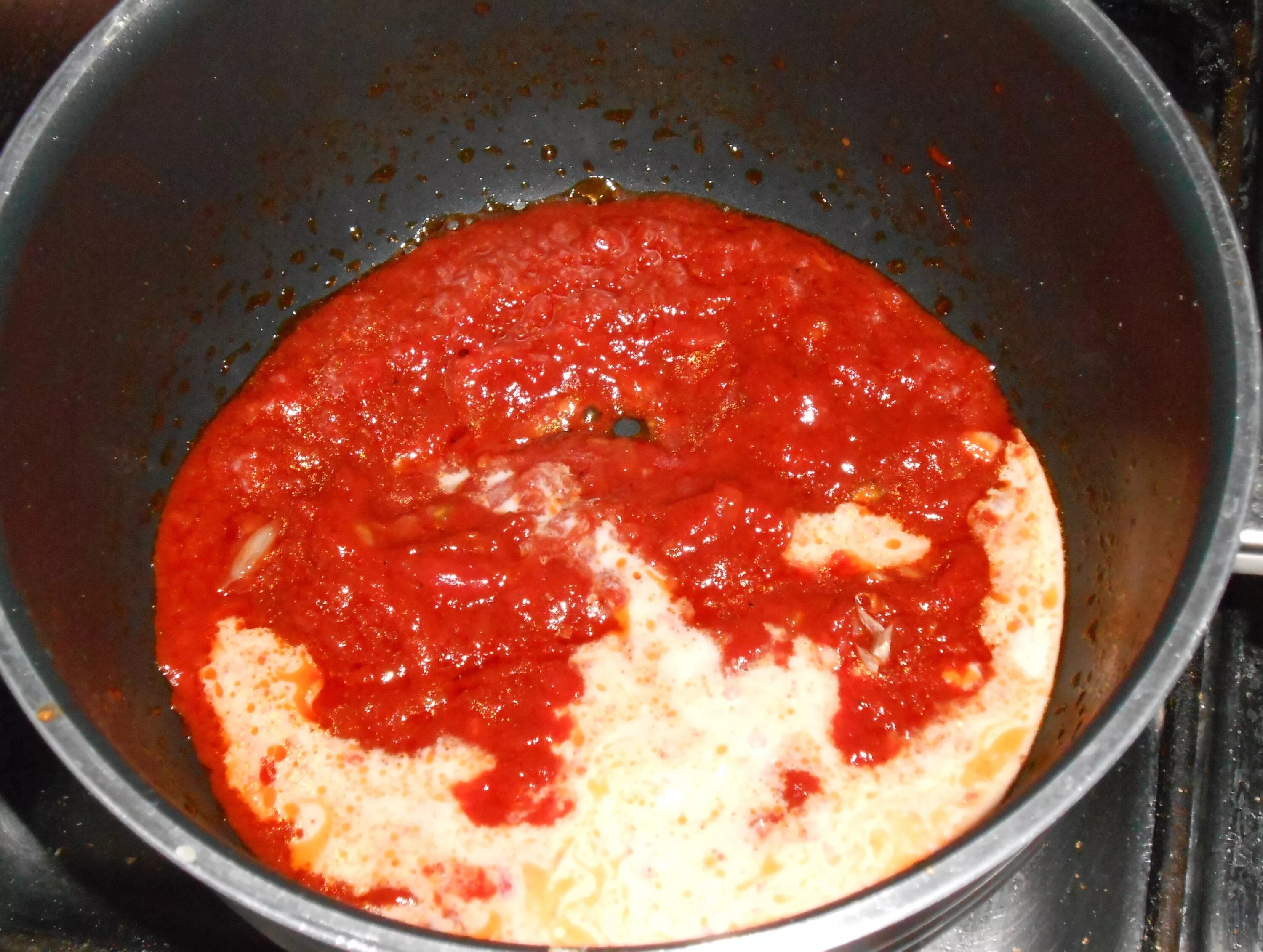 Паста с томатным соусом. Спагетти в томатном соусе. Подливка для макарон из томатной пасты. Подлива из томатной пасты для макарон. Подлива томатная с мукой и сметаной