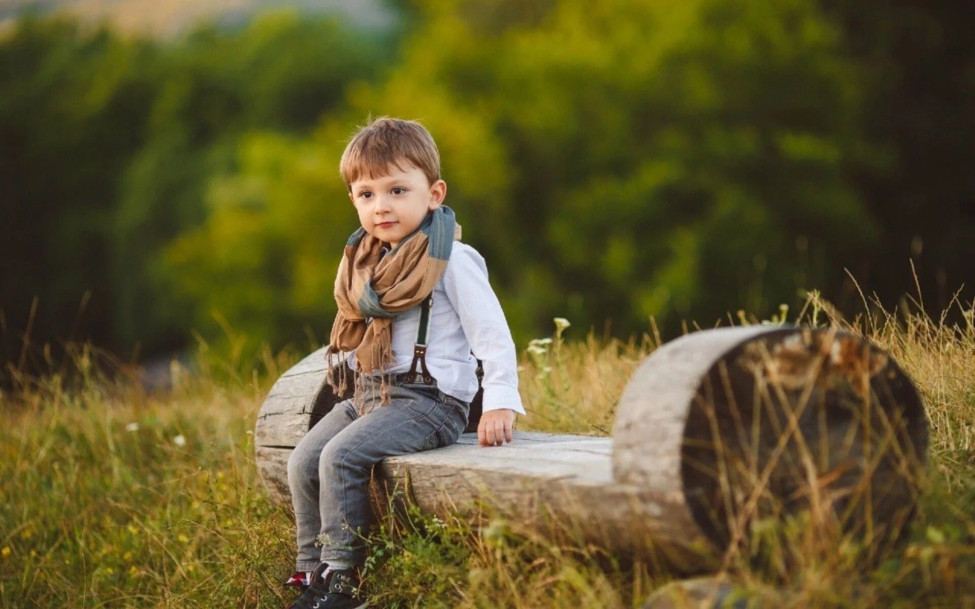 Been is a little boy. Детская фотосессия на природе. Мальчик. Фотосессия мальчика на природе. Мальчик в парке.