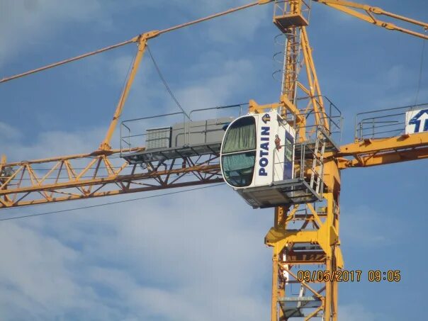 Вакансия машинист башенного. Кабина крана liebherr святогор. Кабина башенного крана qtz63изнутри. Автокрановая кабина либхер. Зарплата крановщика башенного крана.