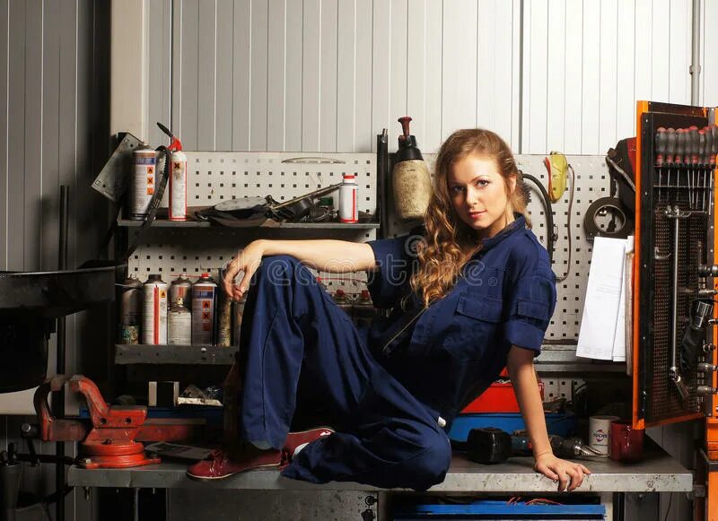 Любовница в гараже. Фотосессия в гараже мужчина. Автомеханик чинит машину. Девушка чинит машину. Девушка лежит гараж.