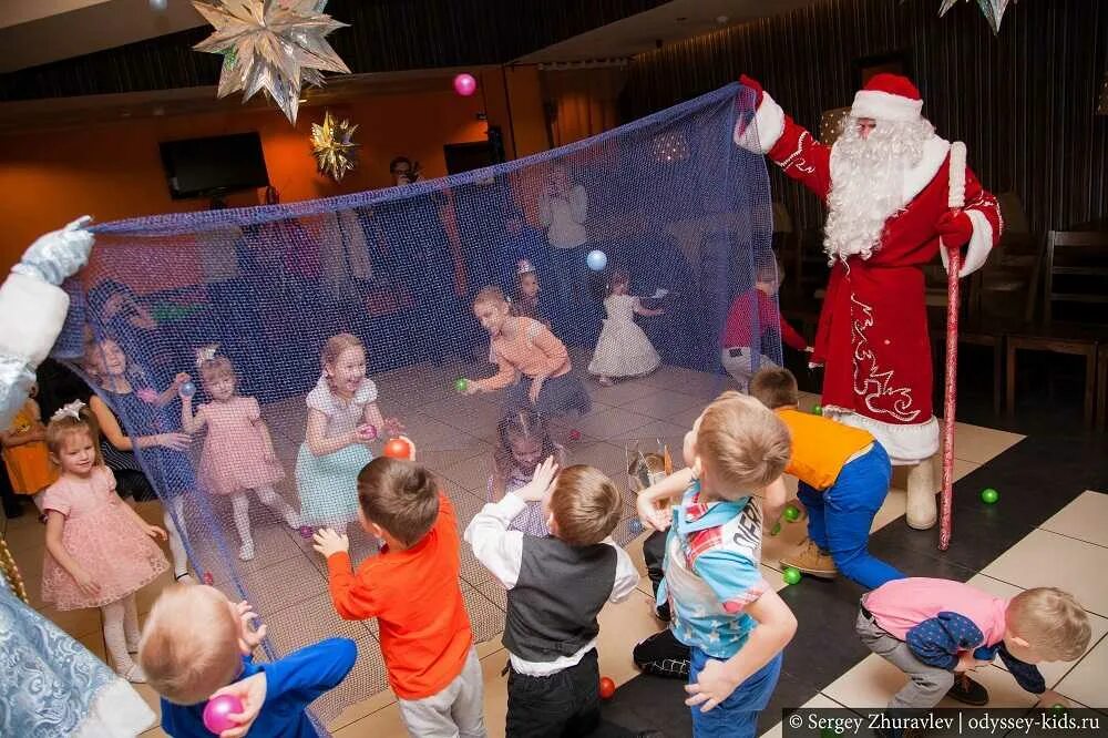 новогодний праздник для детей 1 класс. новогодние игры для детей. дети поют новый год. новогодние мероприятия для детей. детские новогодние игры под музыку.