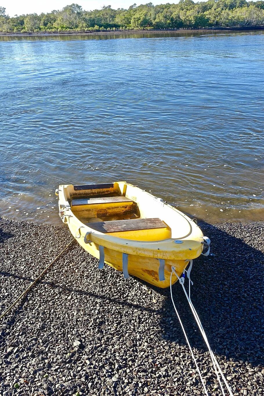 Рыбацкие лодки на берегу. Море лодка рыбалка. Резиновая лодка для морской рыбалки. Пляжная лодка для рыбалки лайфхак. Берег лове