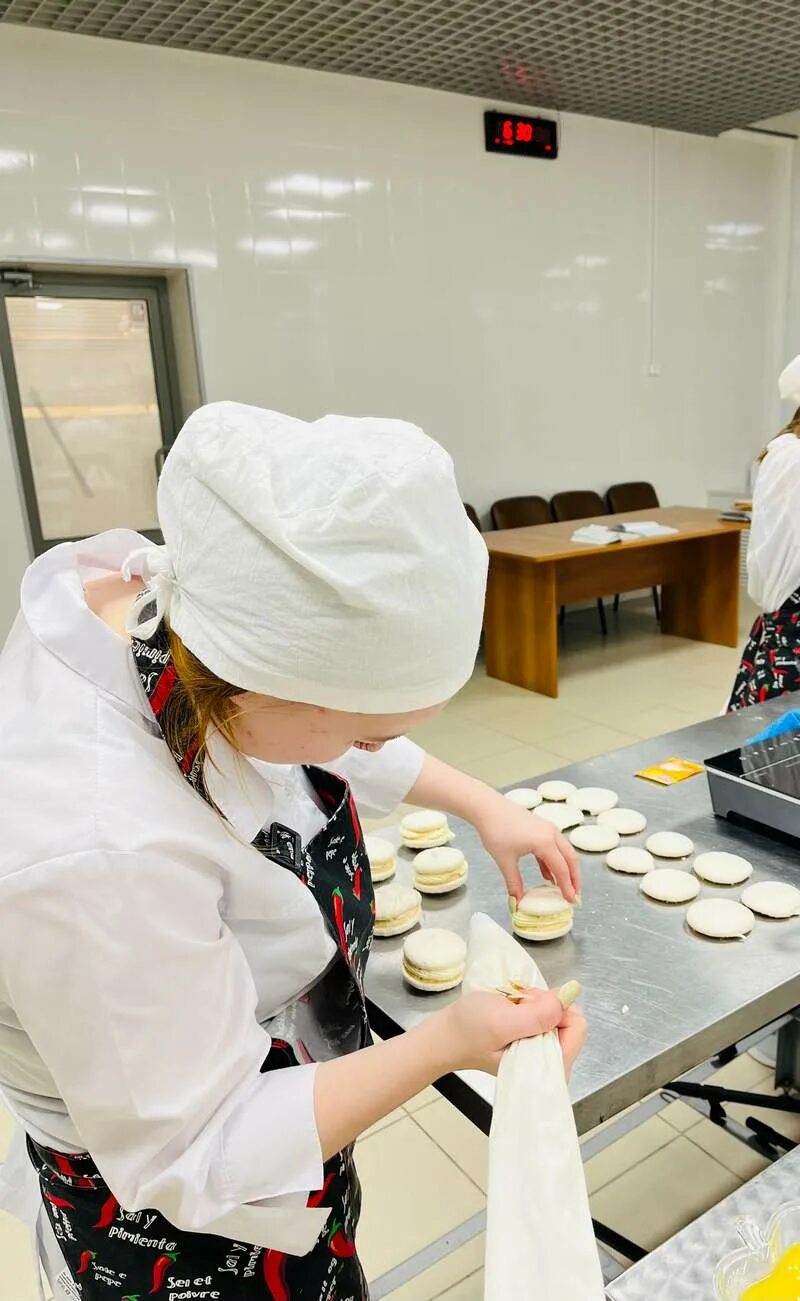 Ренат агзамов торты шоу кондитер. Ренат агзамов торт бородиной. Шоу кондитер рахмат агзамов. Александр анатольевич селезнёв (кондитер). Торты кондитера рената агзамова.