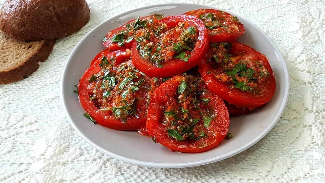 Рецепт закуски помидоры с чесноком. Закусочные помидоры. Закуска из помидор. Помидоры с чесноком и зеленью. Закуска из помидоров с чесноком.