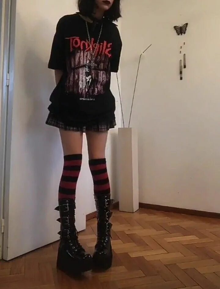 Эмо девочка одежда. Эмо грандж 2025 одежда. goth outfit грандж 2025. стиль mall goth одежда. эмо 2025 грандж.