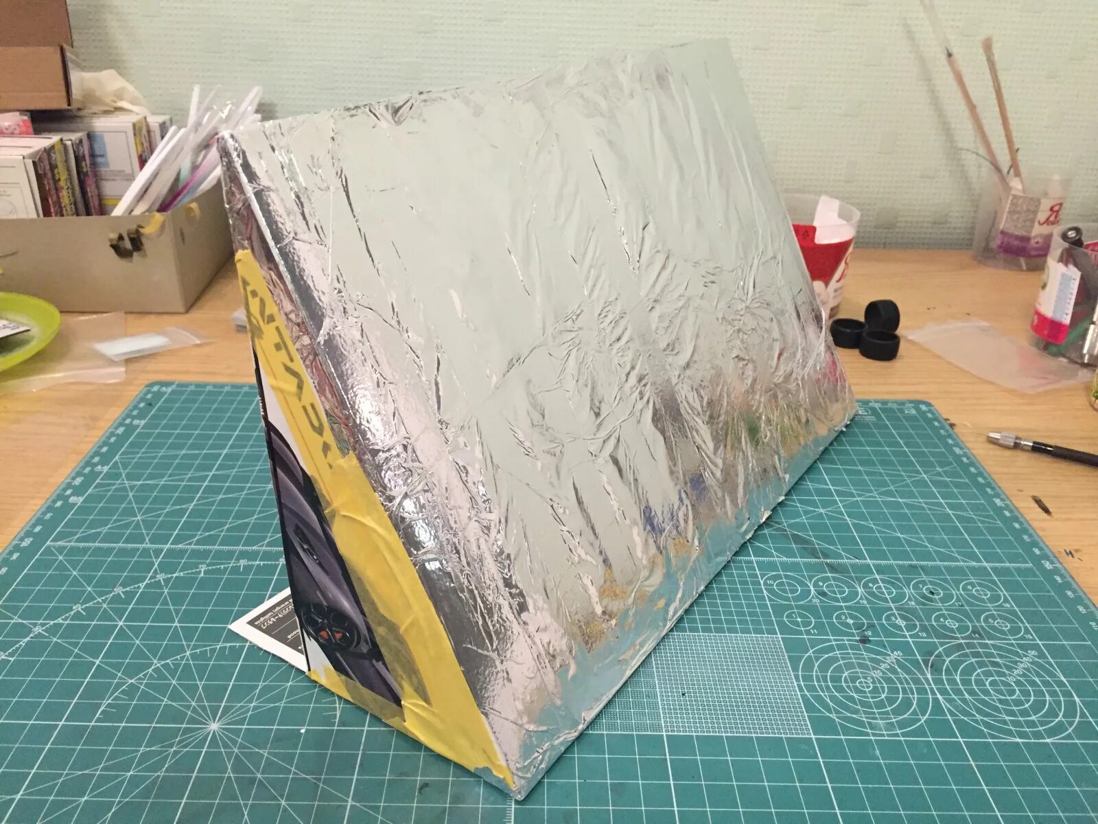 Обклеить картонные коробки. Как обклеить коробку самоклеющейся пленкой. Коробки обклеенные самоклеющейся пленкой. Коробки с самоклеющейся пленкой. Как обклеить коробку самоклеющейся пленкой.