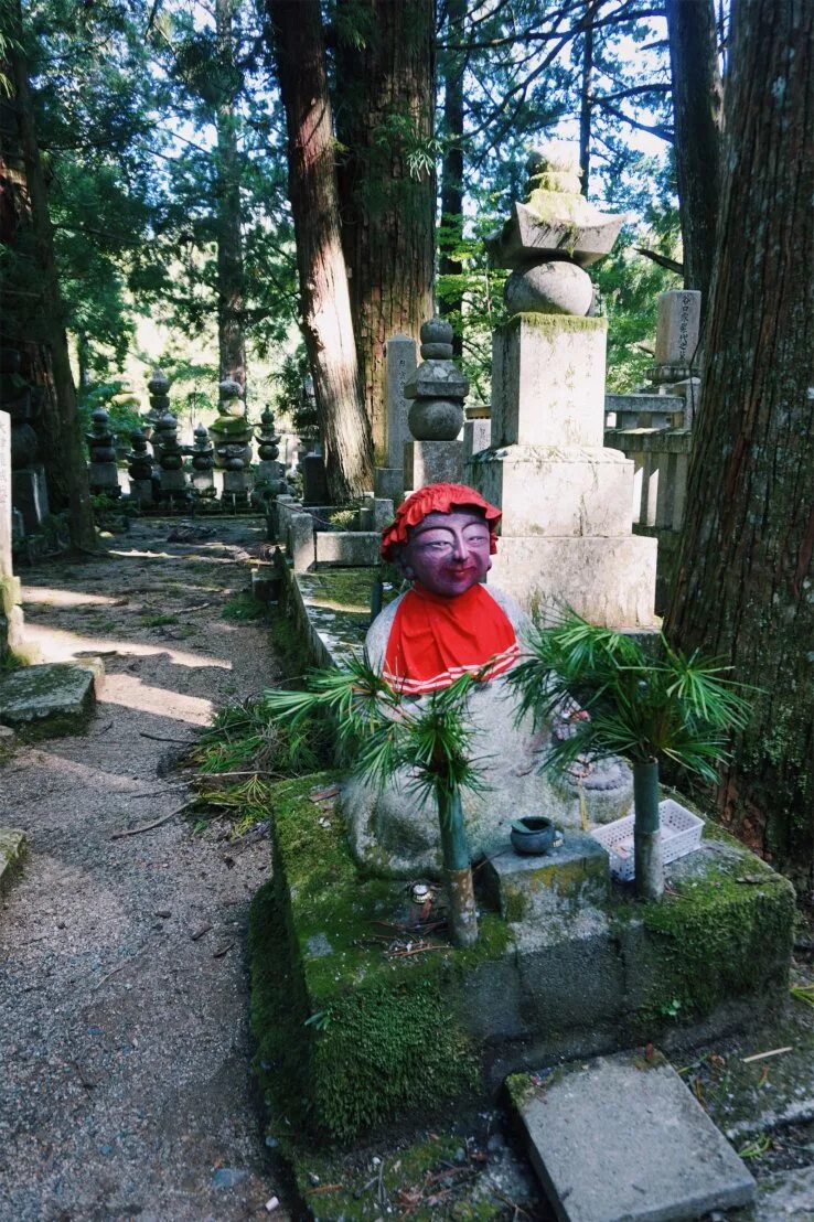 кладбище духов. страшные призраки на кладбище. духи и призраки на кладбище. духи на кладбище. кладбище духов.