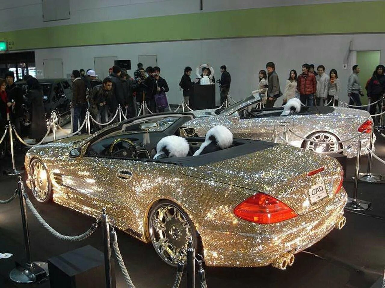 Самые дорогие рекорды. Бриллиантовый автомобиль. Машина из бриллиантов. Самый дорогой Мерседес в мире. Самые богатые машины.