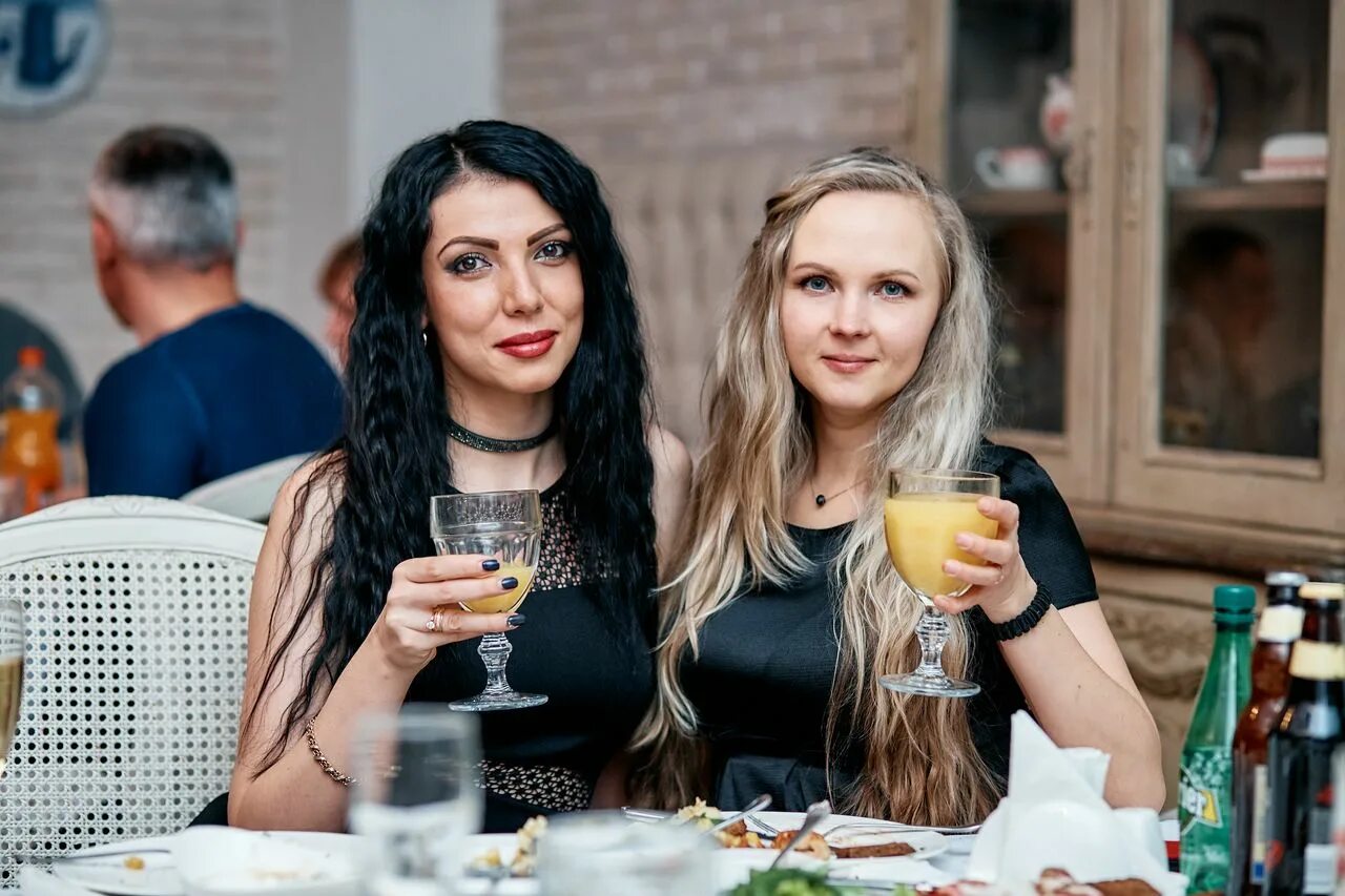 Секретные фото девушек. Rich men with charming girls. Ануш лого. Чарльз кингсмен. Agent style ильинские.