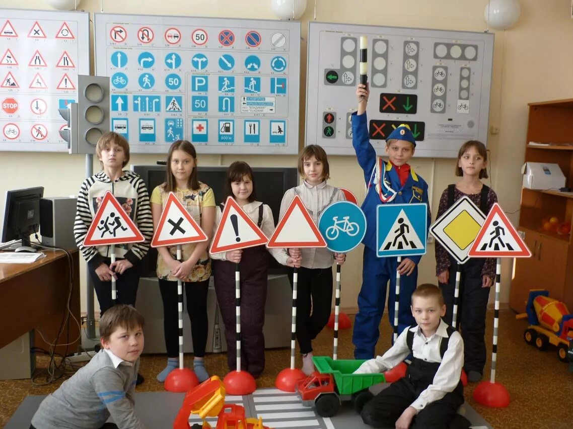 мероприятия по пдд. гаи провожает детей пешехода. мероприятие детям безопасную дорогу. детям безопасносную дорогу. мастер класс пдд.