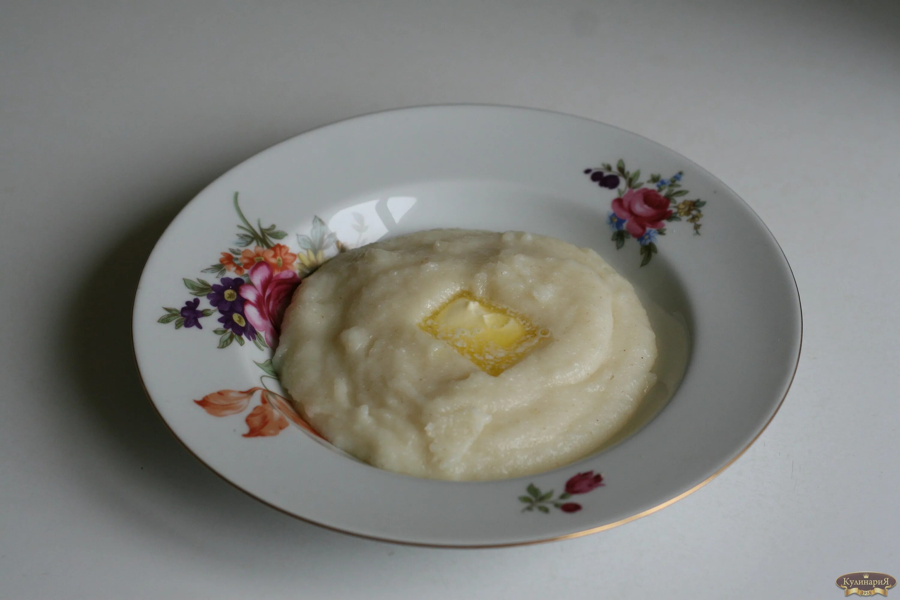 Манная каша в тарелке. Манка с маслом. Манная каша картинки. Манная каша. Манная каша.