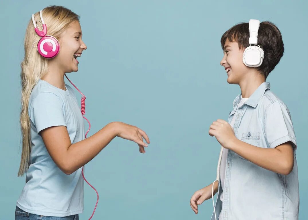 Like listening to. Мальчик слушает музыку в наушниках. Сестра слушает музыку. Подросток слушает музыку. Наушник boy photo.