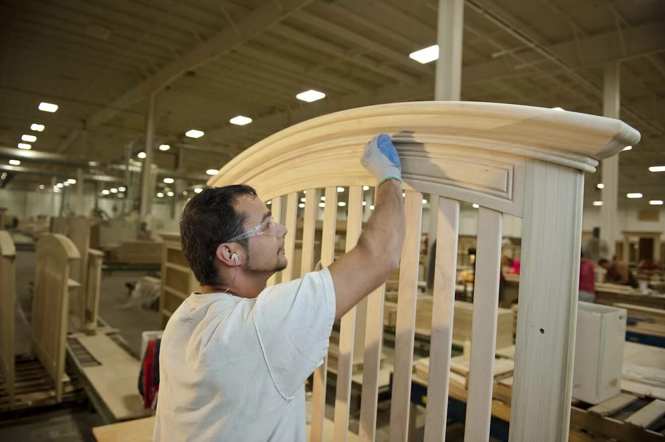 Материалы используемые для изготовления мебели. Материалы для мебели. Столяр сборщик мебели. Кромка 2мм для лдсп egger. Мебельный цех.