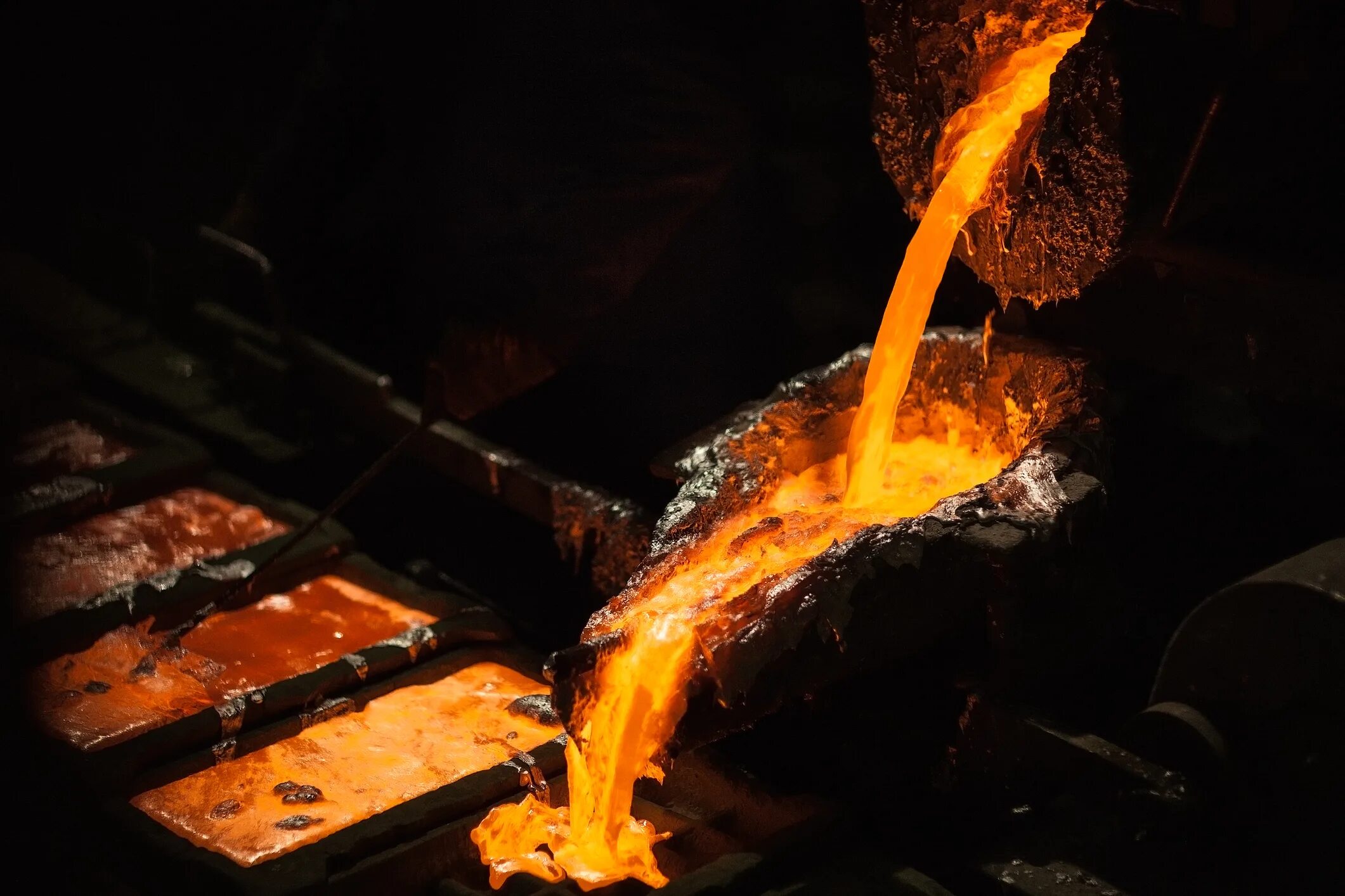 Переплавленный металл. Расплавленный алюминий. molten metal. расплавленный металл алюминий. растопленный металл.