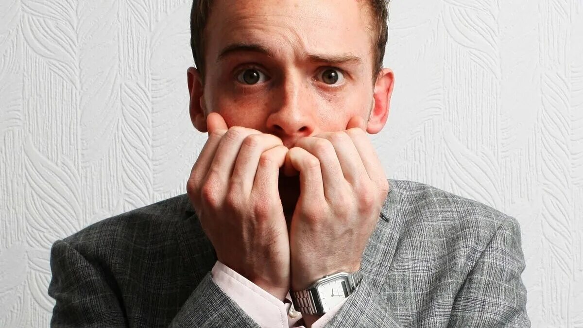 Женщина боится. Страх. Сомнение на лице. Тревоги сомнения. Тревоги сомнения.