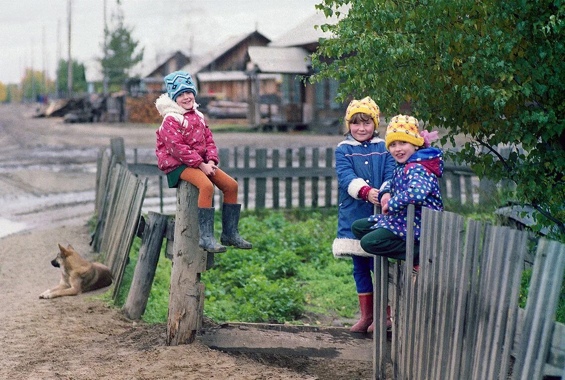 Соседская мамочка. Малыши. В деревне. Городские и Деревенские дети. Детство в деревне. Современная деревня.