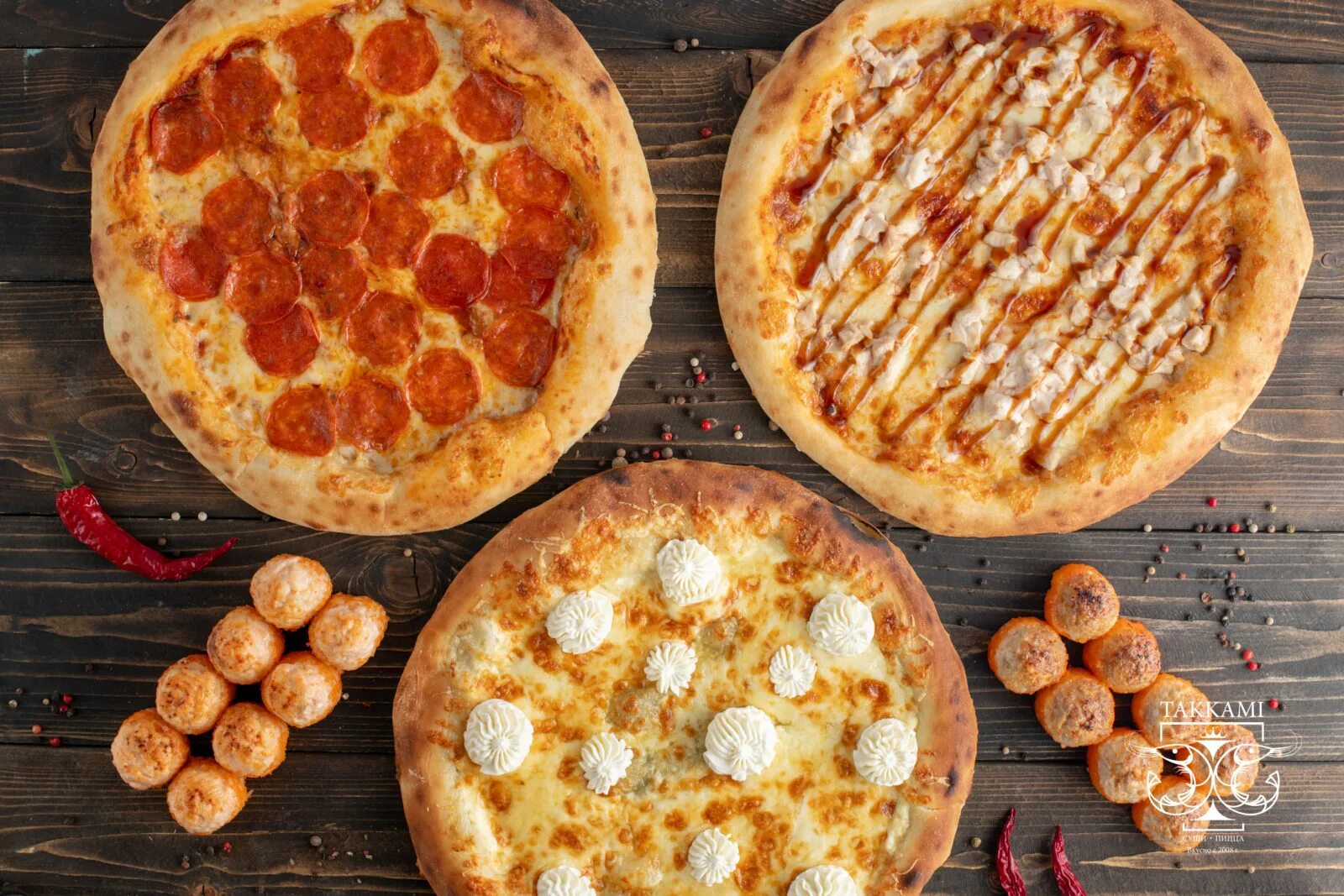Пицца комбо хорошая пицца. Пицца пепперони и 4 сыра. Комбо пицца. Пицца 32 см. Пицца 25 см.