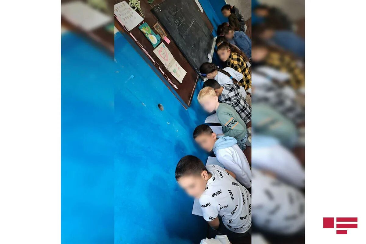 Мальчик наказан. Заведующая детским садом краснодар. Стоять в углу на горохе. Наказание в школе. Украинские дети стоят на коленях.