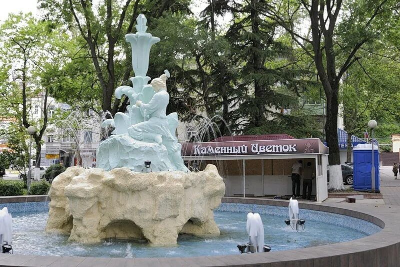 Мастера туапсе. Фонтан каменный цветок туапсе. сквер каменный цветок в туапсе. памятник каменный цветок туапсе. достопримечательности туапсе каменный цветок.