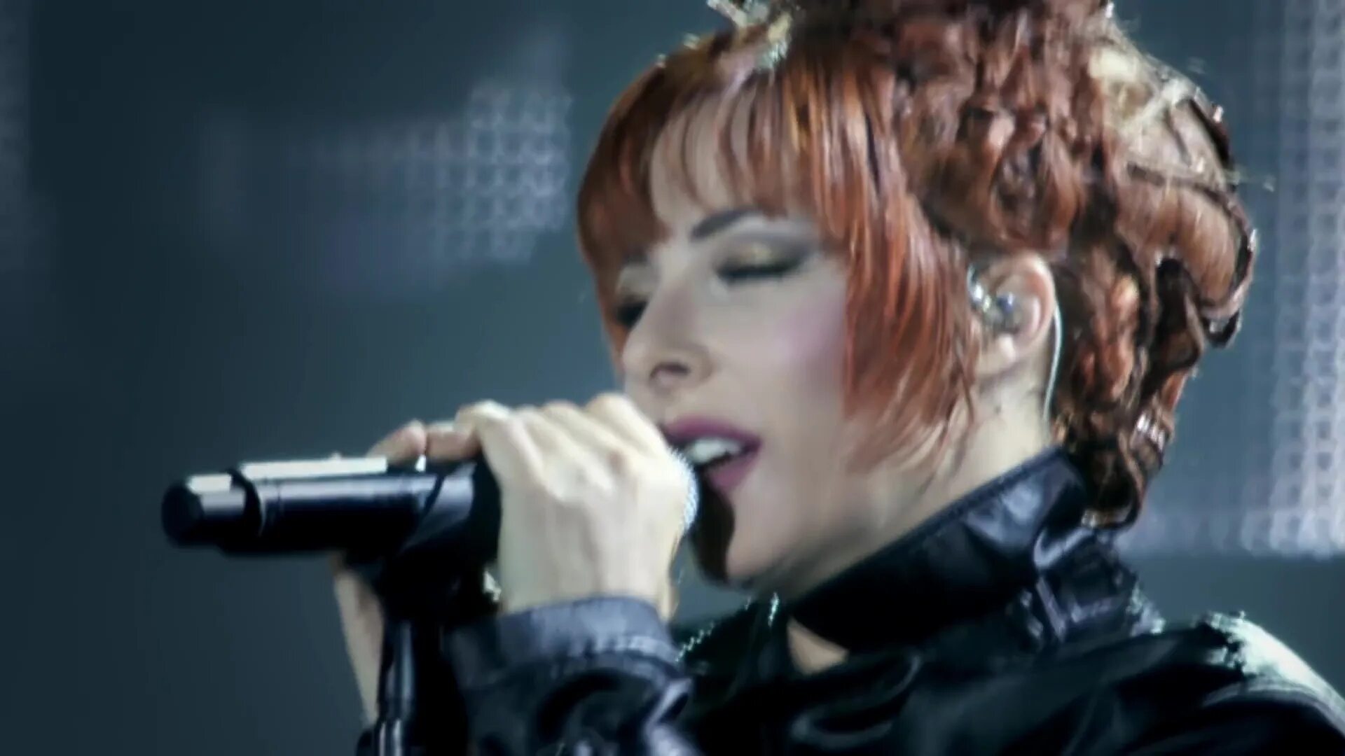 Mylene farmer c'est une belle journee концерт. Mylene farmer c est. Mylène farmer - désenchantée обложка. Mylene farmer c est. Mylene farmer c est.