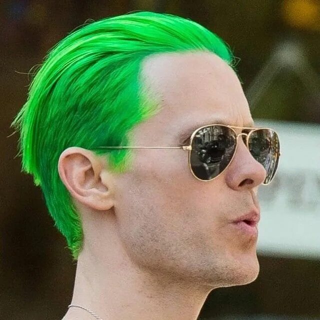 Мальчик с зелеными волосами. His hair is green. Цветные мужские прически. His hair is green. Зелёный цвет волос у мужчин.