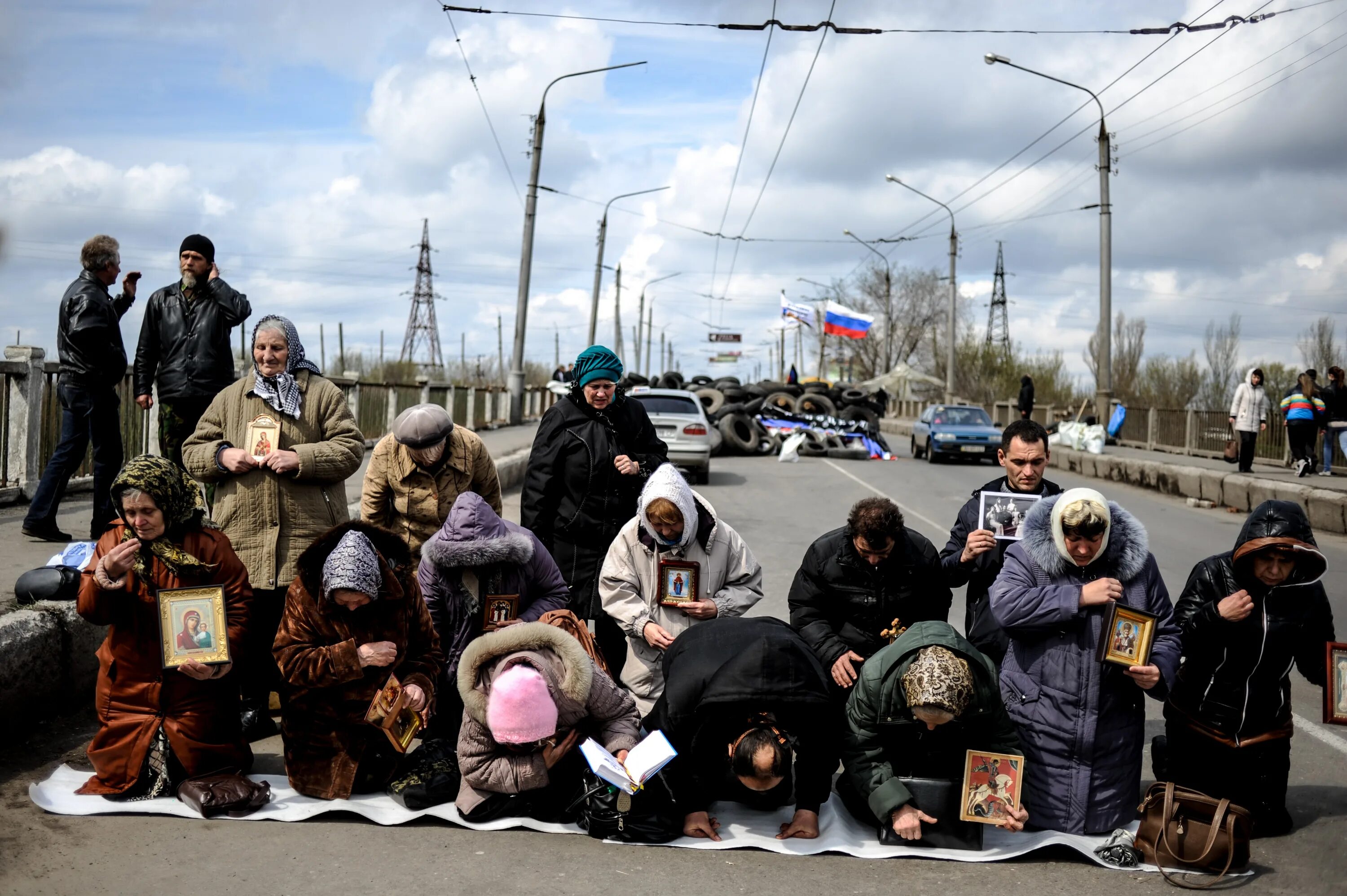 Украинские мирные жители. Украинские жители на войне. Мирное население Украины.