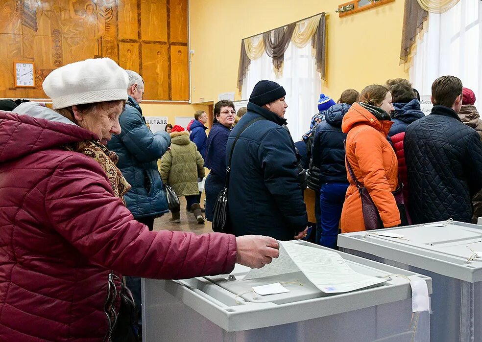 Какого числа были выборы. Очередь на голосование. очередь на избирательном участке. выборы много людей. голосование на выборах.