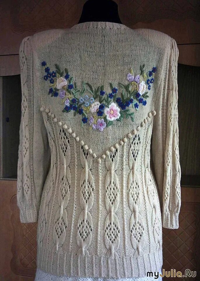 вышивка гладью на вязаных изделиях. вышивка на вязаных изделиях. ручная вышивка по трикотажу. вязаные джемперы с цветочным орнаментом. вышивка шерстью на свитере.