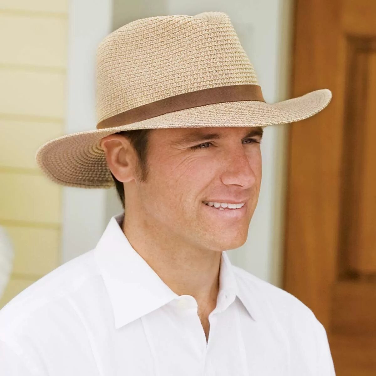 Купить шляпу мужскую с полями. Шляпа мужская. Шляпа мужская летняя. Современные шляпы мужские. Парень в соломенной шляпе.