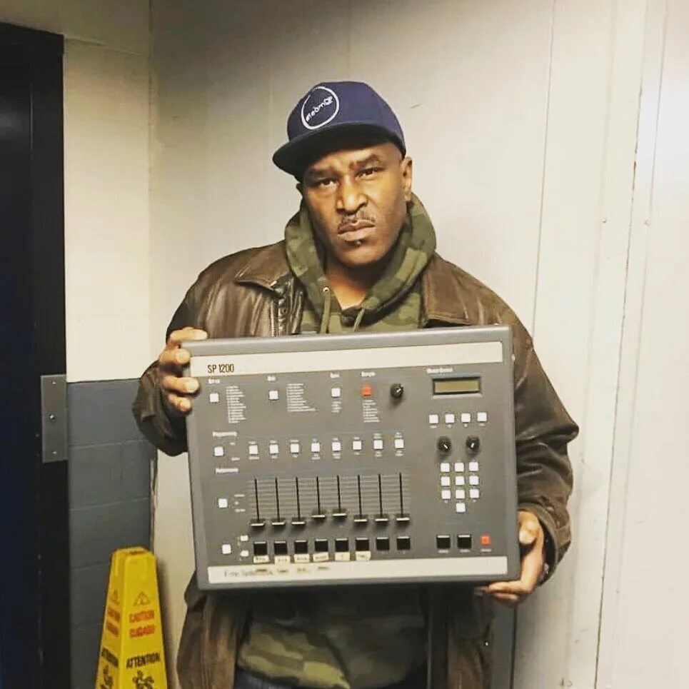 Изи мо. Изи мо. Изи мо. Рэп в машину. Кул херк основатель хип хопа.