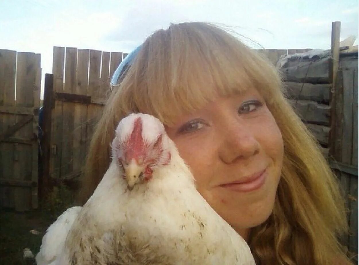 Меня бесит курица жена. Девушка с курицей. Баба курица. Телки куры. Девушка Курочка.