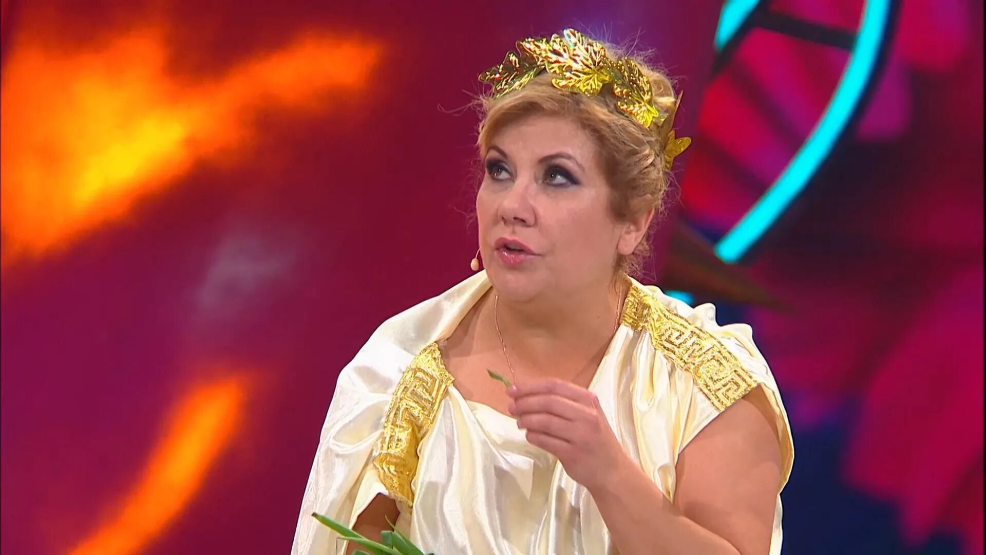 Марина андреевна камеди вумен. Камеди клаб марина кравец нефть. Богиня дискотеки кравец. Камеди богиня. Камеди богиня.