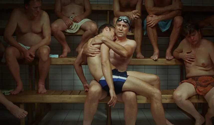 Мальчики в душе скрытая. Общественная мужская баня. Юноши в бане. Школьники в сауне.