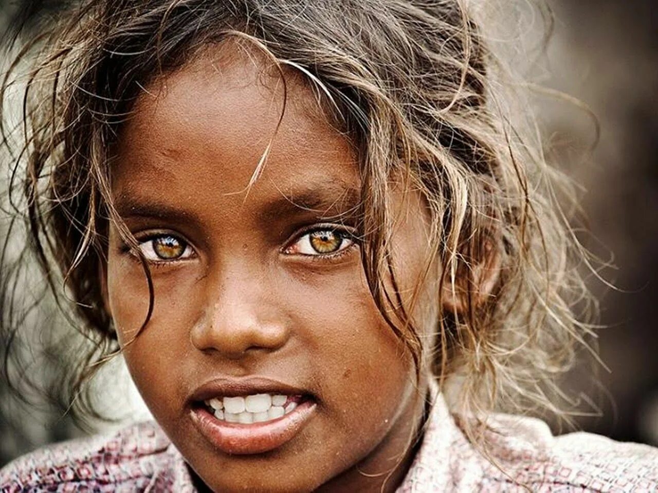 Девочка с необычными глазами. Необычный цвет глаз. Люди с необычным цветом глаз. Необычные глаза у людей. Голубоглазые родственники