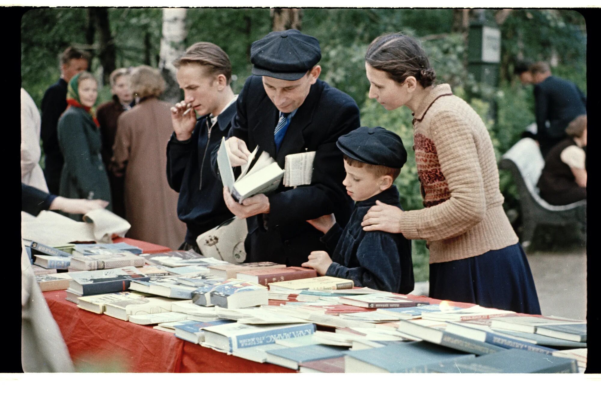 советское студенчество. книга человек. читает большую советскую. чтение в советском союзе. советские люди читают газеты.