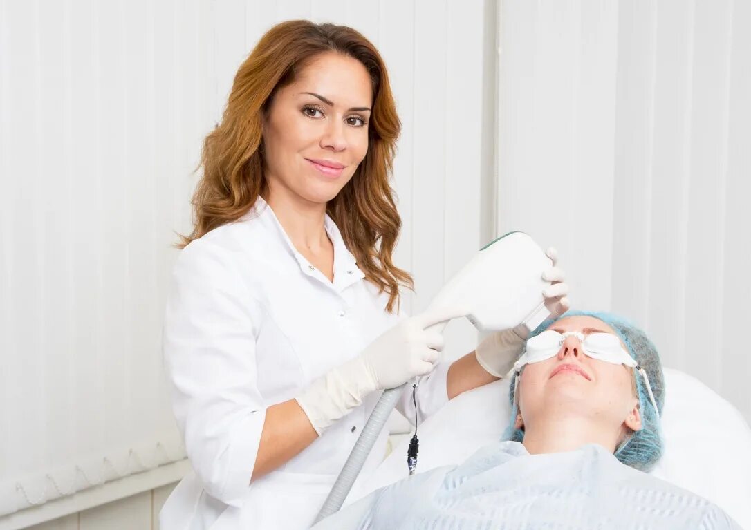 Косметолог 9*16. Косметолог с мед образованием. Косметология в молодом возрасте. Клиника косметологии. Должности врача косметолога.
