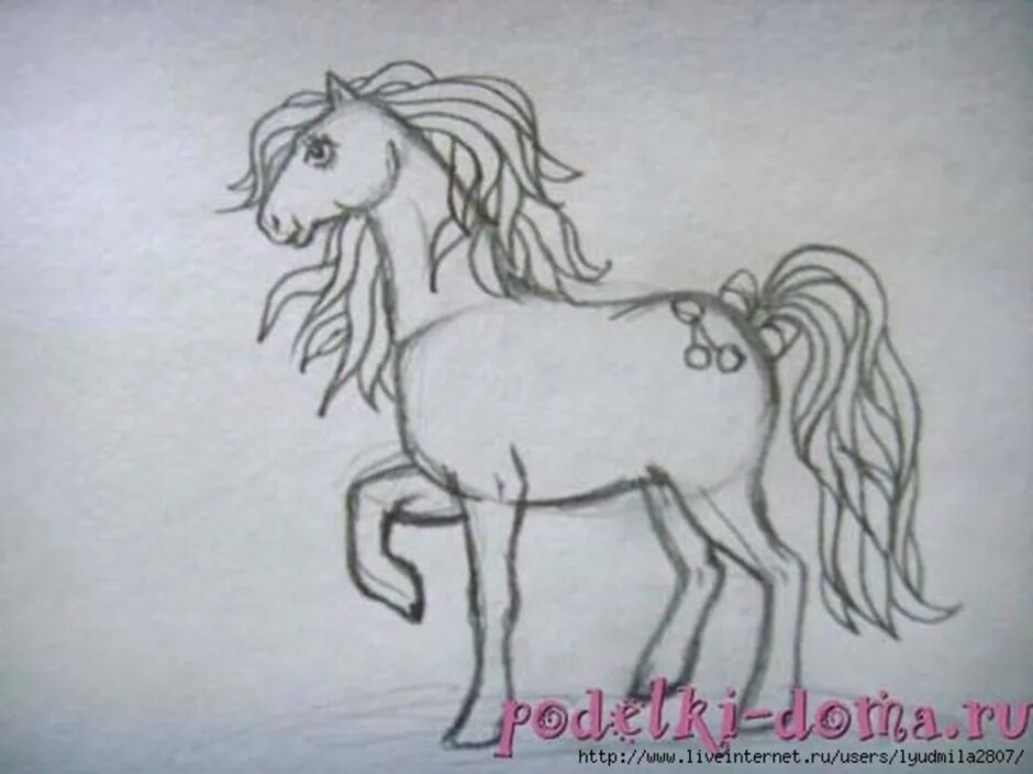 Конь с розовой гривой рисунок. Конь с розовой гривой рисунок карандашом. Конь с розовой гривой рисунок коня. Конь с гривой рисунок.