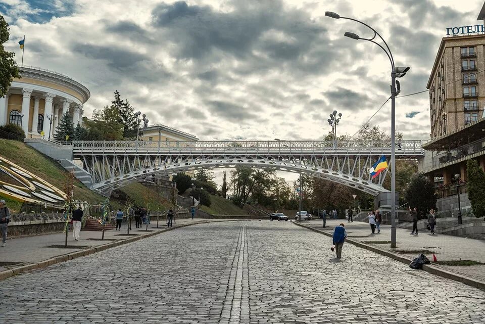 Улица мостовых. Пешеходный мост. киев пешеходный мостик. киевский мост. киев пешеходная улица.